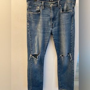 LEVIS 501 Original Fit Men’s Jeans. Medium wash. Distressed